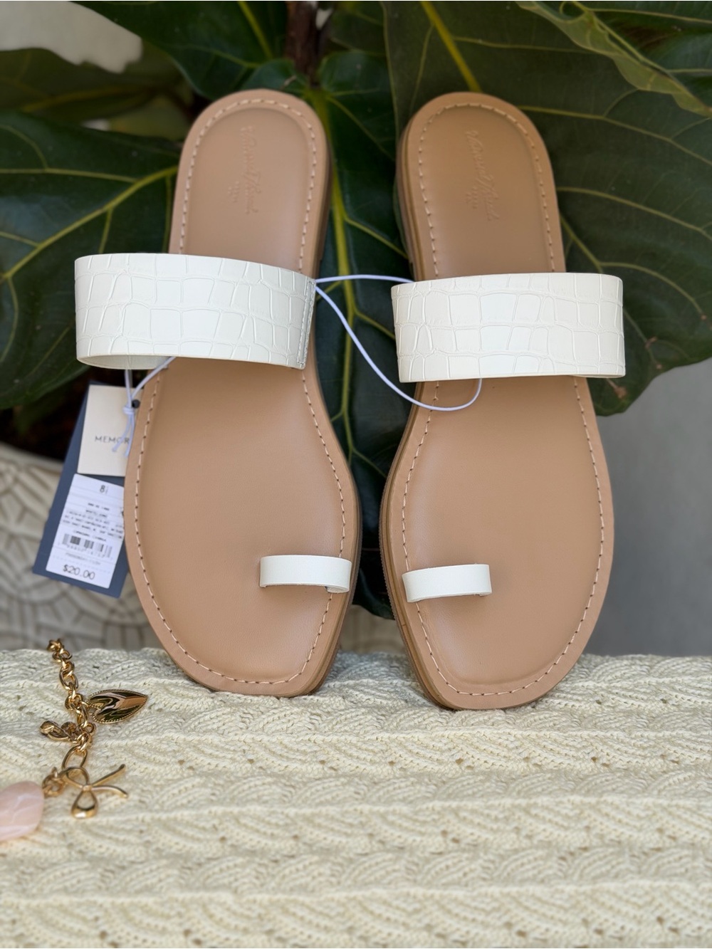 Universal Thread White Toe-Ring Slide Sandals All size 6-to-11